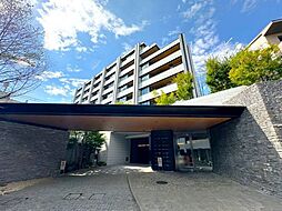 【外観】外壁・擁壁には天然石を採用しており、その佇まいには高級感だけでなく、重厚さも感じさせる邸宅となっております。