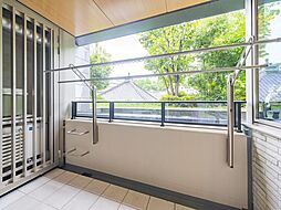 【バルコニー】明るい光が差し込む奥行2ｍの広々バルコニーです。