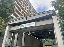大江戸線「国立競技場」駅 徒歩14分。 1080m