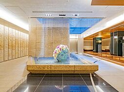 エントランス内には四季の移ろいを伝える光と風をイメージさせる高級感あるオブジェがございます。