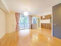 【LDK】約19.5帖の広さがあるLDKは、光が差し込む開放感ある空間です。※画像はCGにより家具等の削除、床・壁紙等を加工した空室リフォーム後イメージです。リフォームには別途費用がかかります。