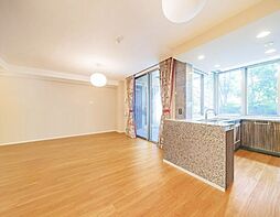 【LDK】広々リビングスペースには床暖房が設置されています。※画像はCGにより家具等の削除、床・壁紙等を加工した空室リフォーム後イメージです。リフォームには別途費用がかかります。