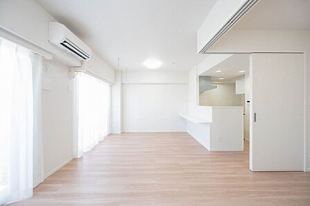 【LDK】建具とフローリングのやさしい木目がナチュラルで明るい空間を演出します。
