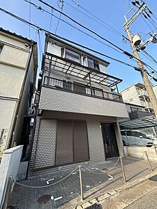外観：建物前に車を停められるので非常に便利です！1階雨戸もあるので防犯面でも安心ですね