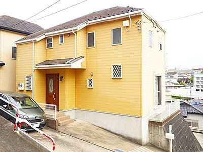 外観:淡いイエローカラーの外観は周囲の景観に自然と溶け込みつつも存在感のある佇まいです。 外観:淡いイエローカラーの外観は周囲の景観に自然と溶け込みつつも存在感のある佇まいです。