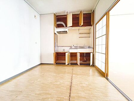 6帖のダイニングキッチン。リビングとダイニングを分けられるので匂いの出る調理をする際も安心。