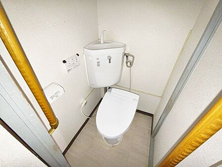 シンプルなトイレは、便器交換やクロス・床材更新で清潔感の高い空間に。手すりや棚追加も行いやすく、バリアフリー性と快適性を高める余地があります。