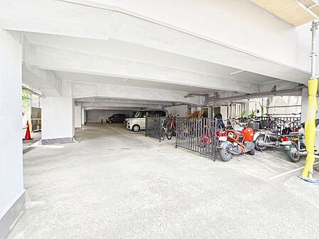 屋根付きの駐車場は、照明強化やライン整備でさらに使いやすく改善可能。雨の日も安心して利用でき、暮らしの快適さを高める共用設備です。