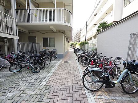 敷地内には駐輪場を完備。通勤、買い物、通学、お子様の送り迎えなど様々なシーンで利用する駐輪場は毎日の生活に欠かせません。(空き状況はお問合せください)