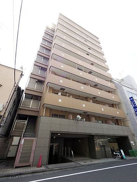外壁はブラウンのタイル張りとなります。このタイル張は高級感が醸し出されることも大きな特徴ですが、耐熱性や耐火性、防水性といった機能やメンテナンスの面で優れていることも重要なポイントです。