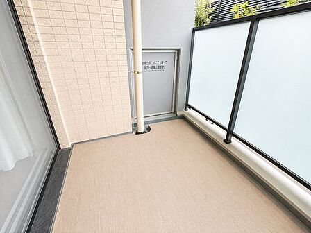 充分な広さと幅が確保されたバルコニー。天気が良い日には太陽の陽が差し込み、心地よいバルコニーです。 洗濯用の物干しもついているため、物干し台をご自身で用意頂く必要もございません。