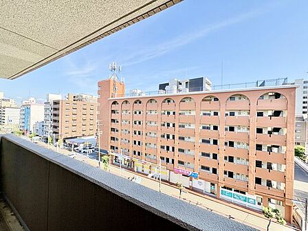 前面道路の幅が広く、向かいの建物と距離があるため圧迫感のない好立地！バルコニーを開けると開放的な眺望が広がり、爽やかな風と光をしっかり取り込めます。密集感のない、ゆったりとした住環境が魅力です。