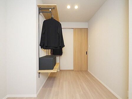 オープン収納は物の出し入れがしやすく、どこに何が置いてあるのかが分かりやすいことが特徴です。持ち物をきちんと把握していれば衝動買いも抑えられそうですね！