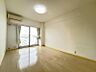 室内：洋室は2室ともバルコニーに繋がった明るいお部屋です☆