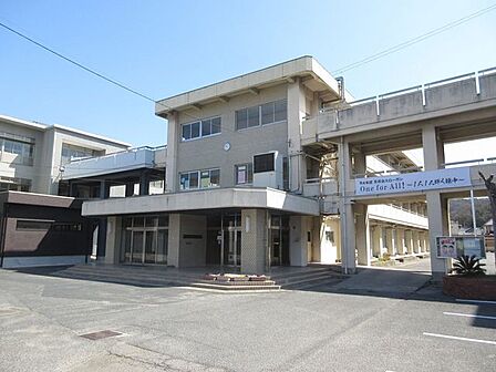 岡山市立操山中学校 740m
