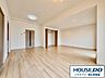 リビング/ダイニング：光と風があふれる開放的なリビングダイニングには自然と家族みんなが集まってきます。 明るく穏やかな空気のなかで飲んだり、食べたり、笑ったり♪
