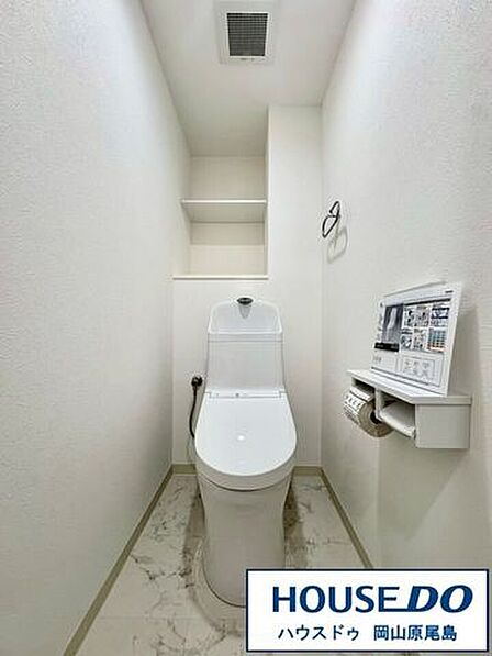 トイレは清潔感のある温水洗浄便座です。