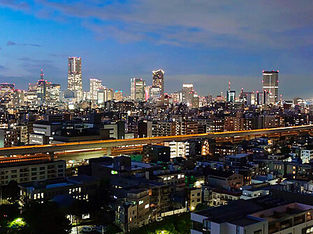 【住戸からの夜景】バルコニーから望む横浜周辺の煌びやかな夜景