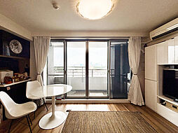 【リビング】空を取り込む奥行きのあるLD。日中は電気をつけずに自然光だけでも心地よく過ごせます。