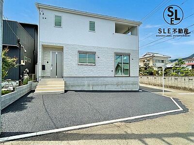 外観:2号棟は角地で開放感のある立地となっております。 並列2台駐車で車通りも少ないため、安心して駐車することができますね。 外観:2号棟は角地で開放感のある立地となっております。 並列2台駐車で車通りも少ないため、安心して駐車することができますね。