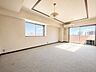 リビング/ダイニング：南東角部屋ならではの開放感に満ちた空間。二面に配置された窓から心地よい風が吹き抜け、ゆとりある広さが日々の暮らしに穏やかな心地よさをもたらします。 