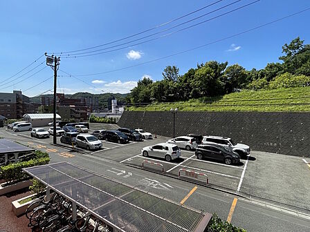 駐車場利用料は月額6、500円です。(7月15日現在空き有)