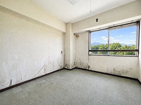 遮るもののない抜けた眺望と日々の優しい彩光が心地よく、北西側居室は窓越しに自然がおりなす開放感を感じることができ、大山周辺の山並みがまるで絵画の1枚のようで自分らしい落ち着いた時間を静かに過ごせる場所