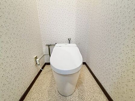 タンクレスのトイレを完備しております。