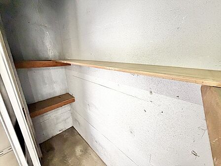 玄関前には、無償のトランクルームがございます。アウトドア用品や重たいお荷物などをご自宅に入れることなく収納可能な嬉しい設備です。