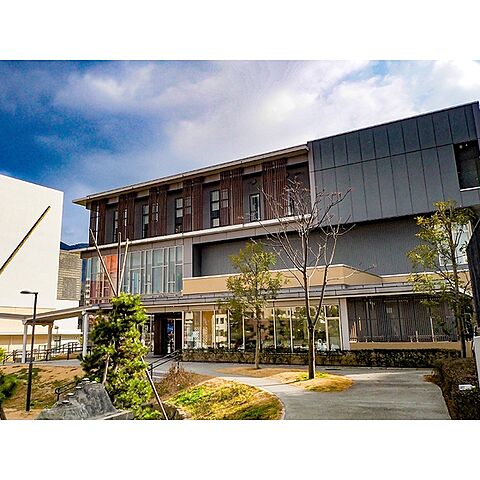 図書館「北九州市立八幡西図書館まで1479ｍ」