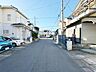 その他：6ｍ公道の様子です。徒歩10分圏内にスーパー、コンビニ、ドラッグストア、小学校などがあり生活環境良好な立地です。