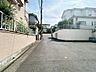 その他：閑静な住宅街の中でも特に落ち着いた立地。車の往来が少なく、静かな暮らしを実現できます。住まいの前は抜け道になっていないため、車通りが少なく快適な住環境です。