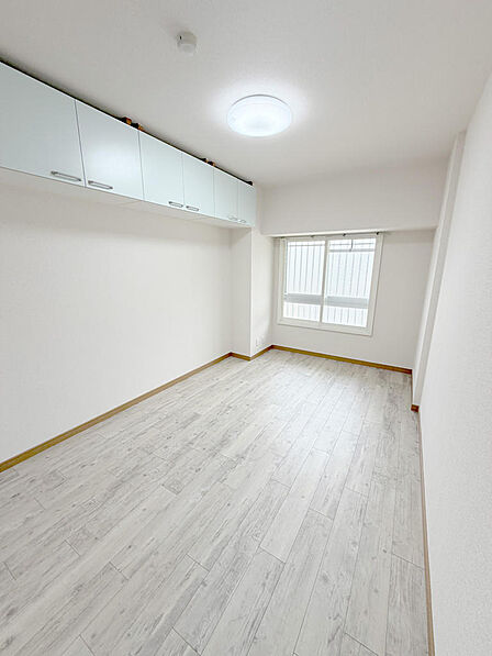 7.6帖の主寝室は、ベッドを置いてもゆとりがあり、落ち着いて過ごせる広さ。家具配置がしやすく、収納も確保できます。