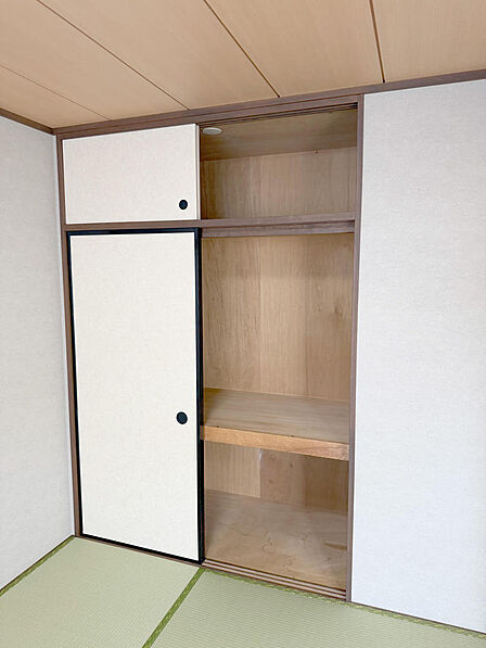 7帖の和室は、客間や寝室としてはもちろん、ご家族がくつろぐ空間としても活躍します。押入付きで収納力もあり、落ち着いた和の雰囲気が日々の暮らしに安らぎをもたらします。
