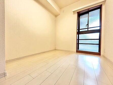 【約4帖洋室(2)】各洋室それぞれに収納スペースが設けられており、空間を広く有効にご活用いただけます。