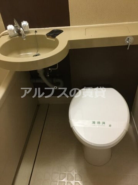 画像10:掃除のしやすいユニットバス同室のトイレ