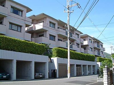 外観：フォルム池田五月丘の外観（南東側から）緑豊かな低層住宅地にあるマンション、敷地も広く、各棟毎に空間がございますので採光・通風ともに良好です。