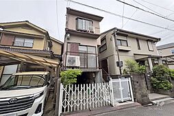 駐車場を備えた3階建ての戸建てです