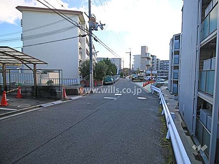 敷地東側の前面道路(北側から)