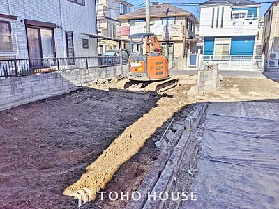 外観：本邸宅は、複数路線が走り便利な駅として、人気の高い本八幡駅が最寄りの邸宅となっております。並列2台の駐車スペースと、ハイグレードな設備が搭載される邸宅で新生活を！