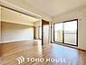 室内：2WAY利用ができるリビング隣接の洋室。スライドドアを開け放し大型リビングとしてもお使いいただけます。