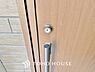 設備：ダブルロックを採用した玄関ドア。鍵を増やすことで鍵開けに時間をかける事ができ防犯面で効果的です。