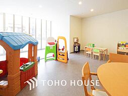 雨の日ものびのび遊べるキッズルーム。お子様の遊び場や、親御様同士の交流の場になります。