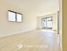 リビング/ダイニング：忙しい朝でも、しっかり家族が揃って食事をして頂けるゆとりある大きさのダイニングスペース。作りたての手料理をカウンター越しに受けとって頂き、テーブルで囲む素敵な時間を存分に。