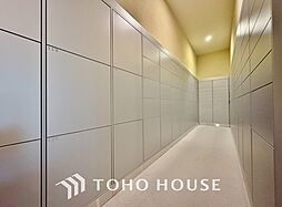 宅配ボックスは留守中でも宅配便の荷物が受け取れる為昼間の受け取りが困難な共働き世帯に需要が高い設備。