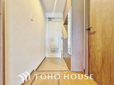 (※居住中)人を迎え入れる最初の場所だからこそ、清潔感があり纏まった空間にして頂ける様ゆとりあるシューズボックスを設置しました。おでかけの時も帰った時も「我が家」を最初に感じてもらえる空間。