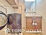 洗面：(※居住中)洗剤やタオル・下着などをしまっておける吊戸棚が設置された脱衣所。洗面台は三面鏡を採用し、身だしなみを整えやすく、鏡の後ろや下に収納スペースを設けております。