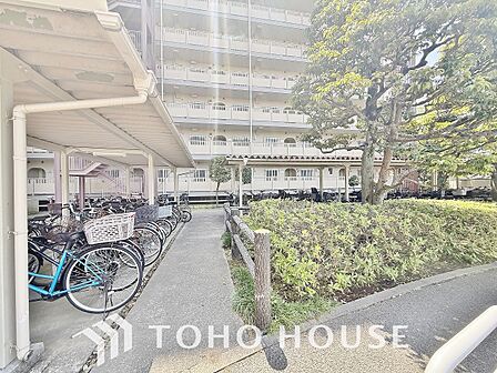 広さがしっかり確保された敷地内駐輪場。かさ張る自転車も安心して停めることができます。