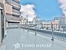 バルコニー：めまぐるしく過ぎ行く日々の中でゆったりとした休息と癒しを提供してくれる居住者のプライベート空間。