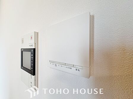 通気性や快適性を重視したリビングには、空気を汚さずに室内を快適な温度に保つ床暖房を完備しております。
